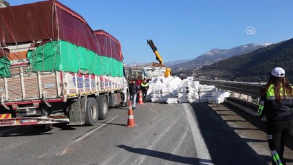 Devrilen iplik yüklü kamyon karayolunu kapattı - SAKARYA