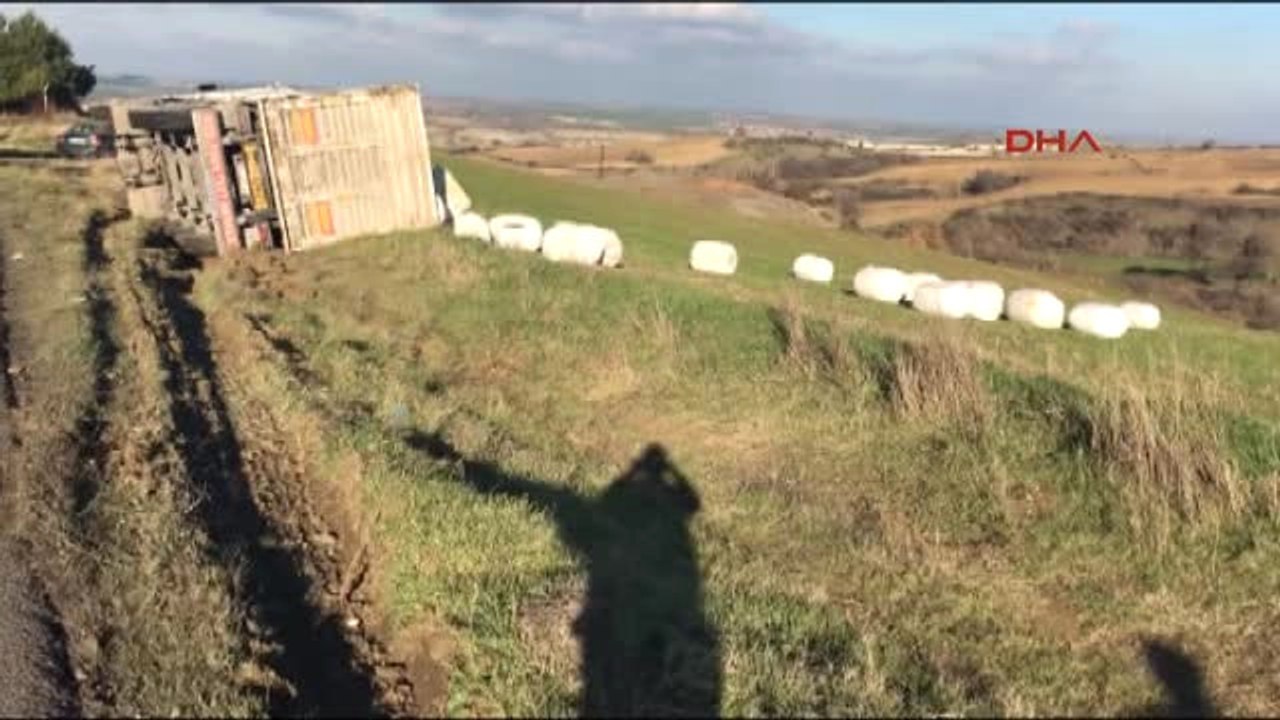 Tekirdağ Tır Devrildi, 25 Ton Mısır Silajı Tarlaya Saçıldı