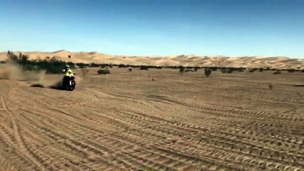 Il perd le contrôle de sa motocross et faut une lourde chute dans le sable