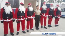 Policías recorrieron calles de Quito con traje de papá Noel