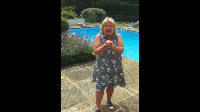 Surprise ! Il jette des oeufs à sa mère pour qu'elle panique !