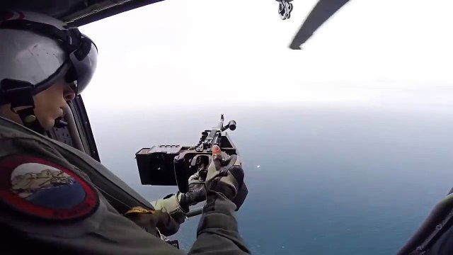 Cet hélicoptère abat un Drone de l'armée américaine en exercice à la mitrailleuse !