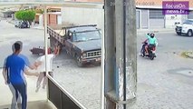 سائق دراجة نارية ينجو بأعجوبة من الموت بعدما انزلق تحت عجلات شاحنة