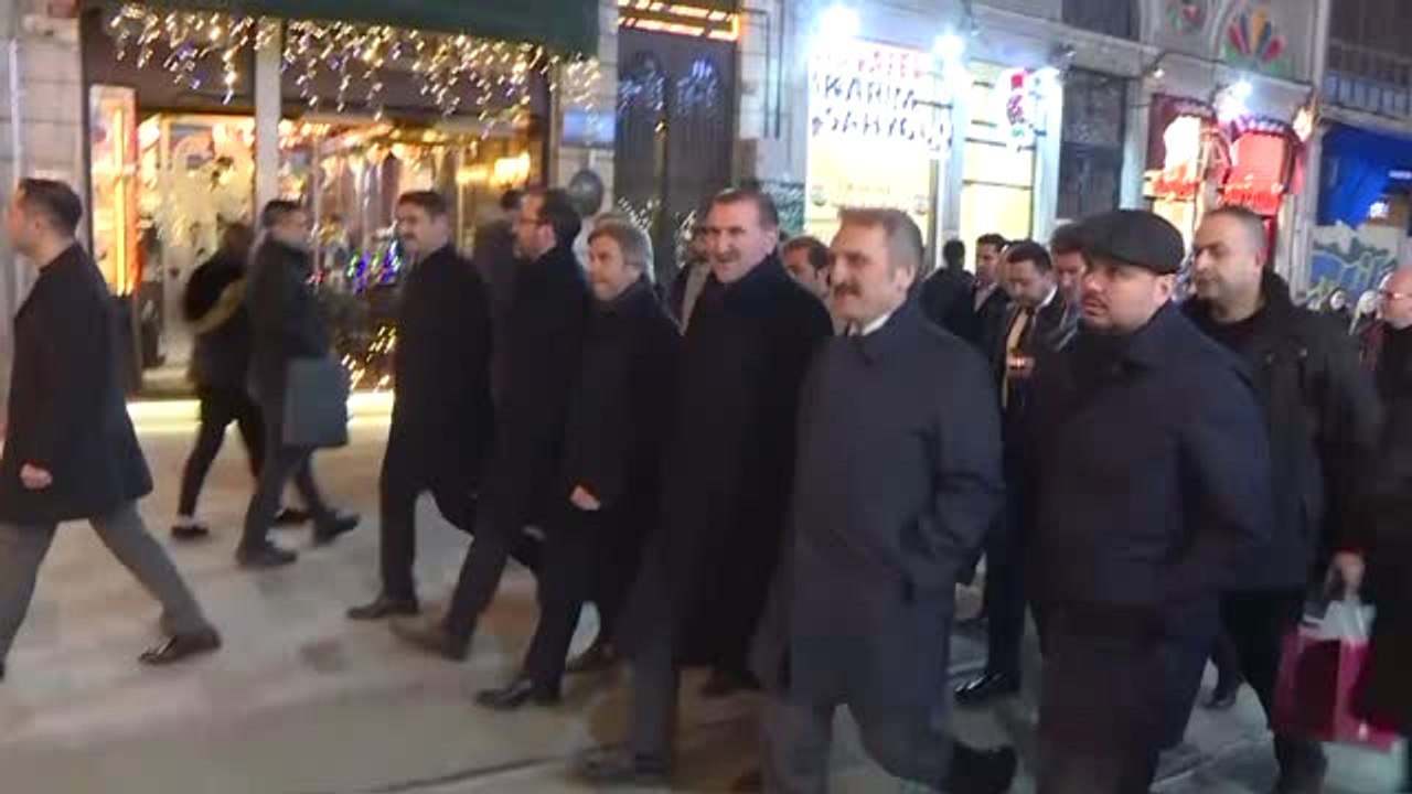 Gençlik ve Spor Bakanı Bak, Beyoğlu Belediyesi Gençlik Merkezi'ni Ziyaret Etti