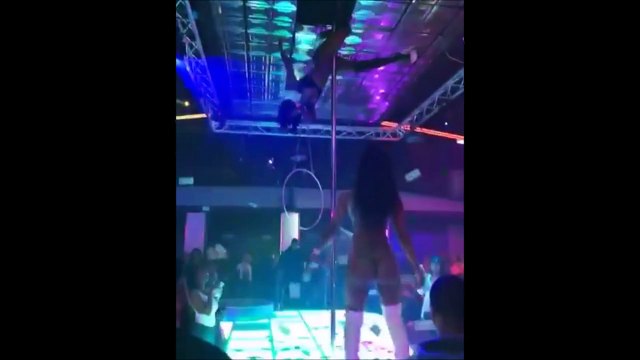 Pour quelques billets, cette danseuse pole dance tente une figure très risquée... Incroyable