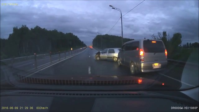 Un chauffard débarque à toute allure et s’écrase contre la glissière de sécurité!