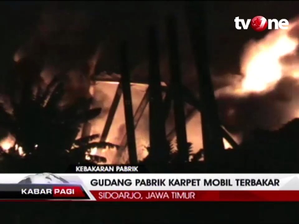 Kebakaran Besar di Gudang Pabrik Karpet Mobil Sidoarjo