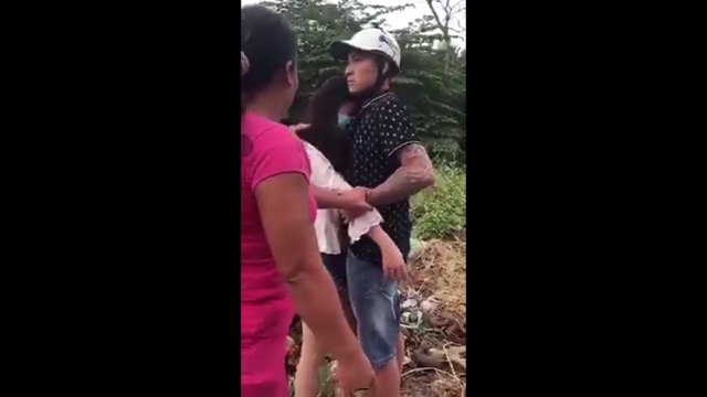 Thanh niên 9x ôm chầm lấy người tình khi bị mẹ vợ và vợ đánh ghen giữa đường