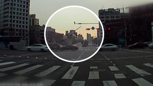 [단독영상] 굴착기 올리다 '쿵'...사고 당시 영상 공개 / YTN