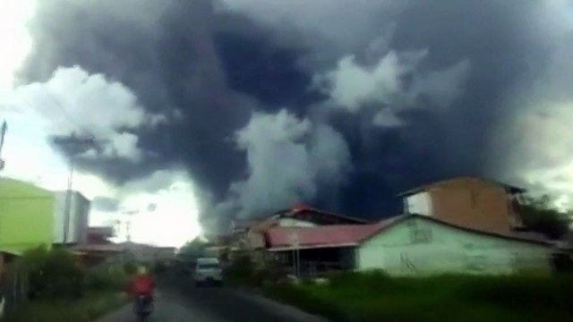 Indonésie : reprise spectaculaire de l'éruption du volcan Sinabung, à Sumatra