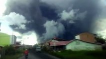 Indonésie : reprise spectaculaire de l'éruption du volcan Sinabung, à Sumatra