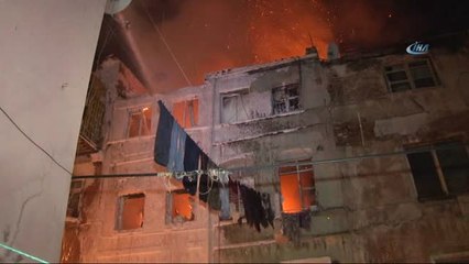 Beyoğlu'nda 3 Katlı Bina Alev Alev Yandı