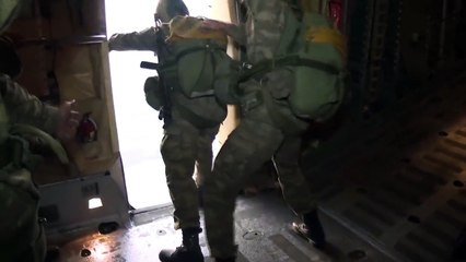 Uçaktan Bir Saniye Tereddüt Etmeden Atlayan Mehmetçikler