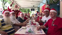 Misión cumplida: Papás Noel brasileños se despiden de la barba