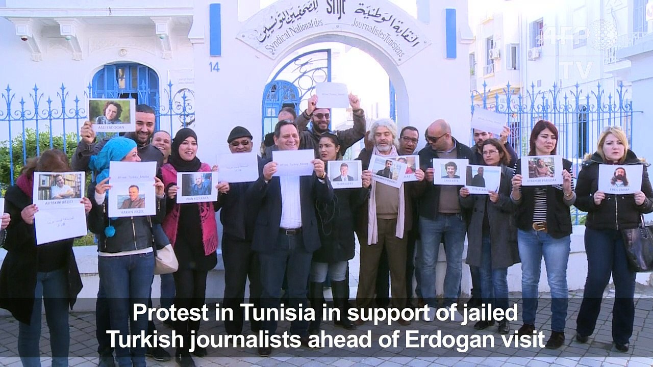 Tunisians protest in support of jailed Turkish journalists