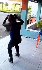 Velha caí ao dança música de forró rodando.