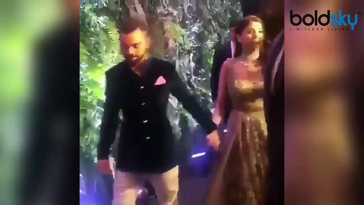 Virat Kohli - Anushka Sharma: Mumbai reception पर Camera में कैद हुई Virushka की नोक-झोंक । Boldsky