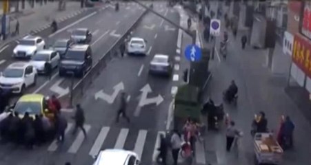 Havaya Kaldırıp Kurtardılar! Otomobilin Altında Kalan Çocuğun İmdadına Çevredekiler Yetişti