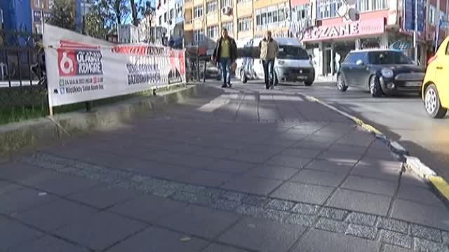 Ekmeğinin Peşindeki Temizlik İşçisinin Caddeyi Süpürürken Otobüsün Altında Kaldığı Anlar Kamerada