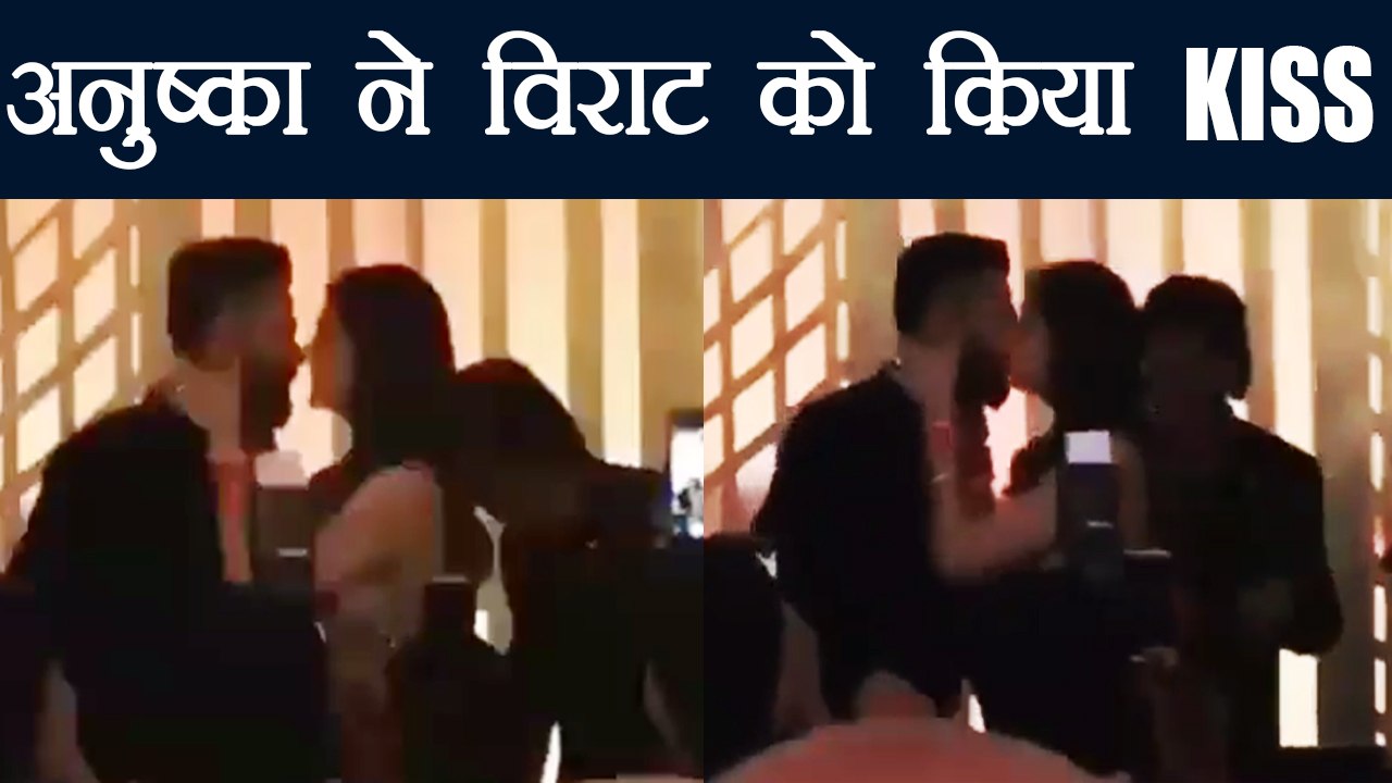 Anushka Sharma ने Virat Kohli को Stage पर किया KISS | वनइंडिया हिंदी