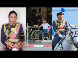 องค์ทีฯ เสด็จส่วนพระองค์ที่ร้านกาแฟข้างทาง เพื่อรอทอดพระเนตรขบวนม้าทรงของพี่หญิงสิริวัณฯ ทรงพระเจริญ