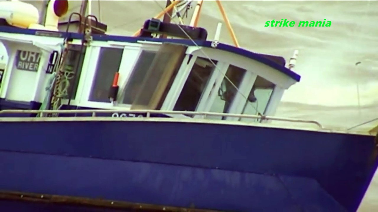 tak masuk akal, 5 aksi gila pemancing saat melawan ombak besar