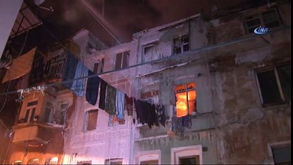 Beyoğlu’nda 3 Katlı Bina Alev Alev Yandı