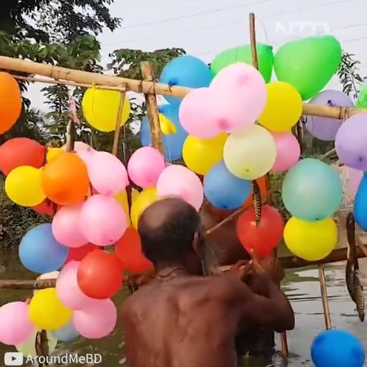 Ces pecheurs utilisent une technique de peche incroyable avec des ballons... Futé!