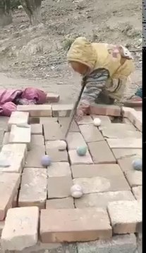 Ce gamin s'est fabriqué un billard avec les moyens du bord... Bien joué