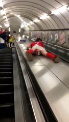Un jeune en tenue de foot descent un escalator d'une autre façon