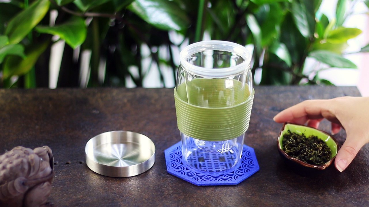 Teasenz Jia Gu Lan Tea Brewing in Tea Infuser Mug with Silicone Grip 7 Stainless Steel Infuser