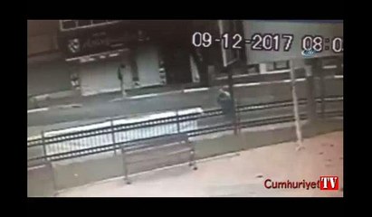 Korkunç an kamerada: Yolu süpürürken otobüsün altında kaldı