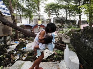 Felaketi Yaşayan Filipinliler'de Mezarlıklar Bile Dolu, Evsizler Sokakta Kaldı