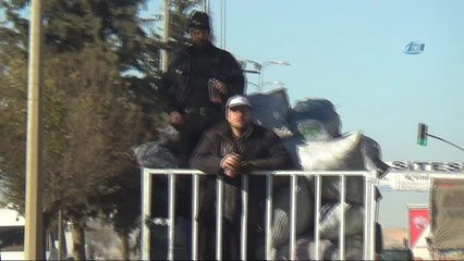 Kamyon kasasında tehlikeli yolculuk kamerada