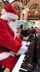 Le père noel joue du piano à la Gare de Lyon !