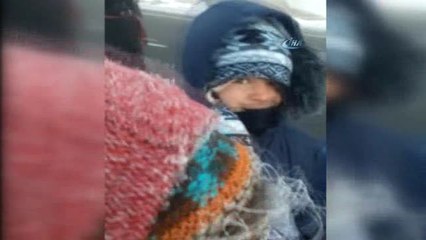Çocukların Okul Yolunda Saçları Dondu