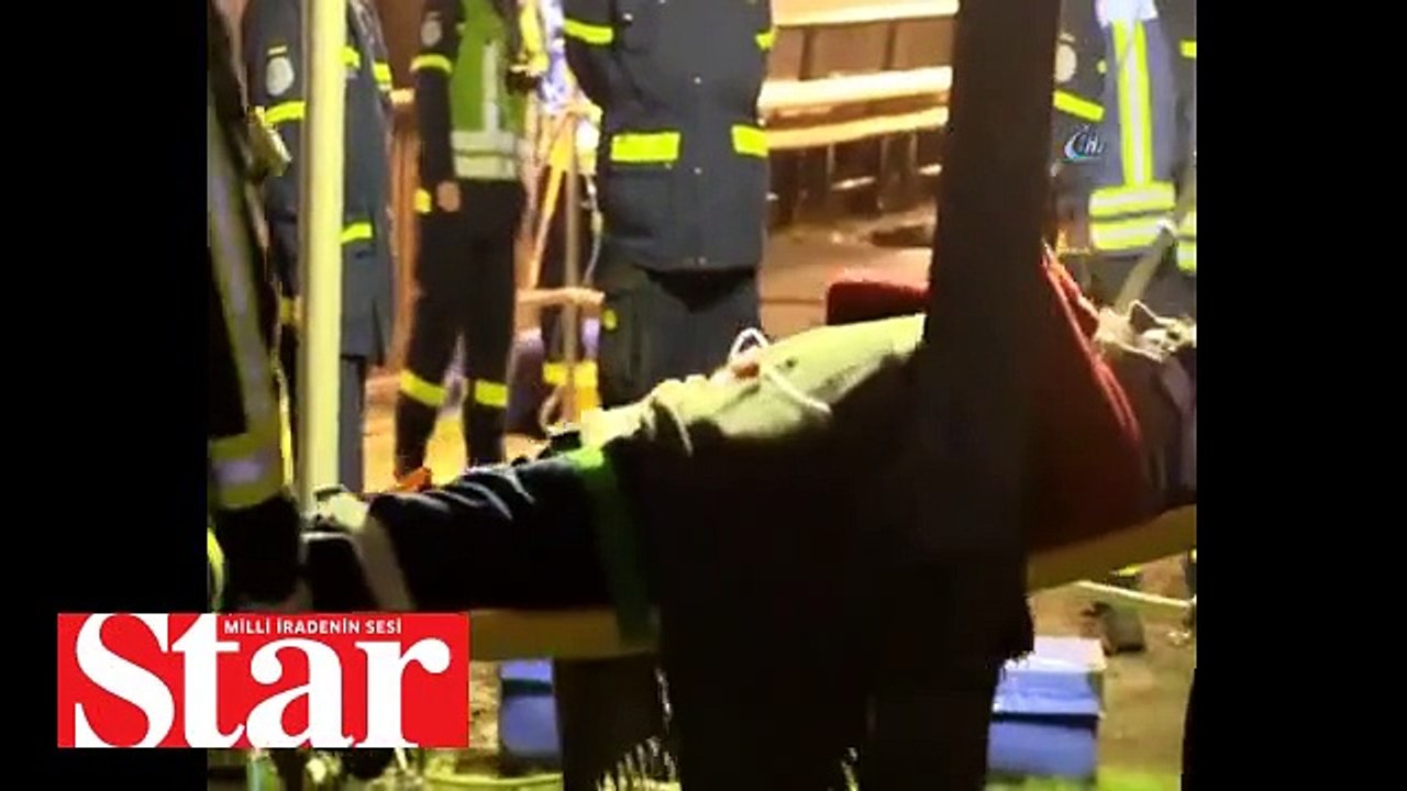 Almanya'da yolcu gemisi köprüye çarptı: 27 yaralı