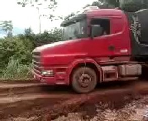 Caminhão cai em rio ao atravessar ponte pôdre!