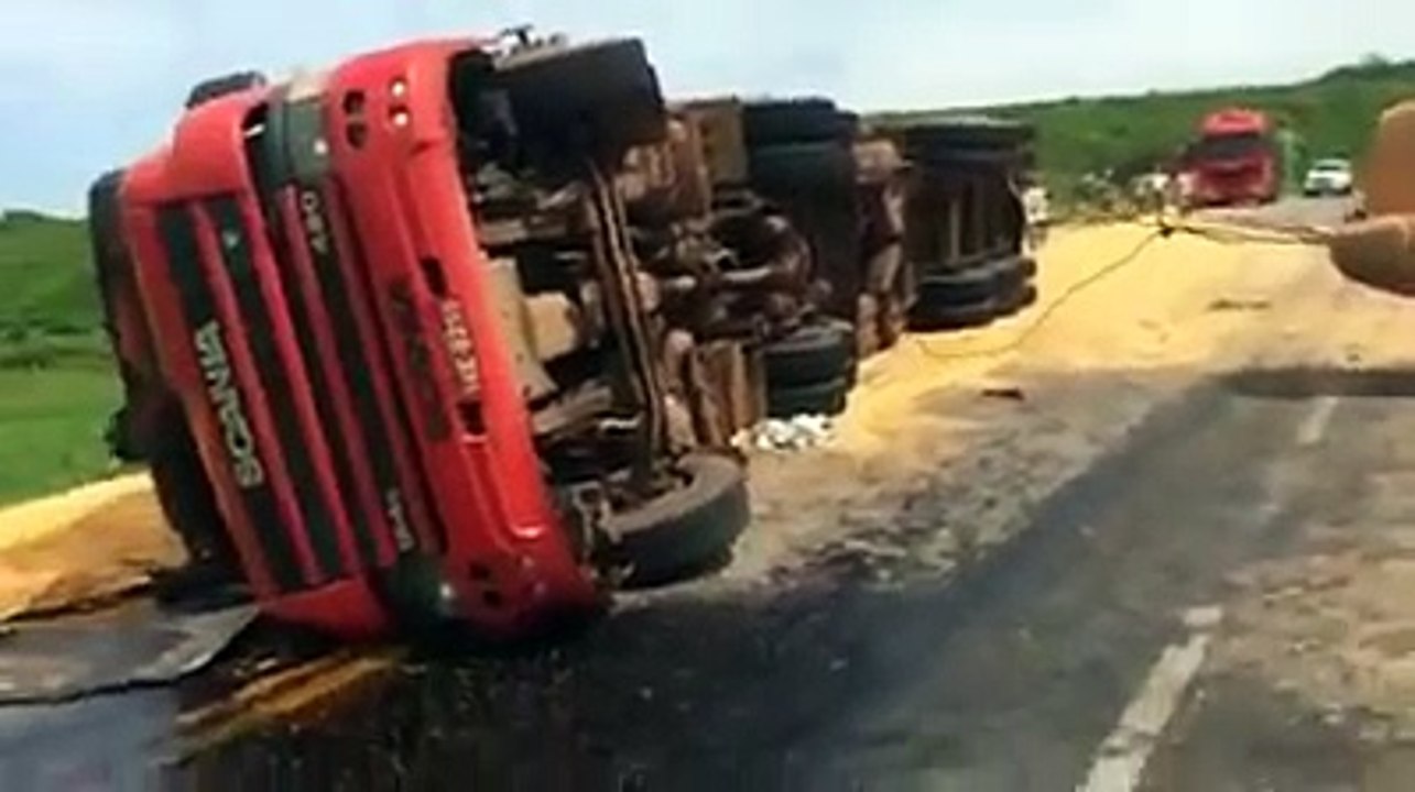 Tentativa de destombar caminhão foi pior!