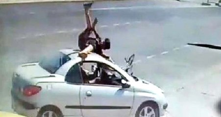 Otomobilin Çarptığı Bisikletli Çocuk, Aracın Üzerine Düşüp Takla Attı