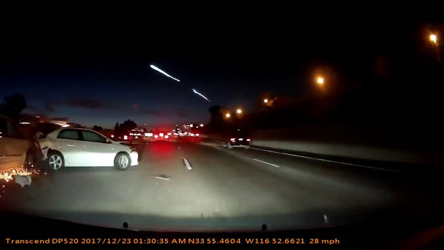 Il conduit en regardant une fusée space X voler et rentre dans les autres véhicules !