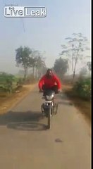 Debout sur sa moto il frime et se mange le sol direct...