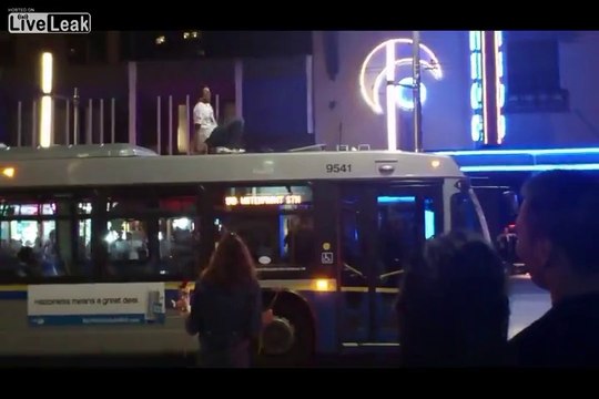 Ivre il fait des roulades.. sur le toit d'un bus !!
