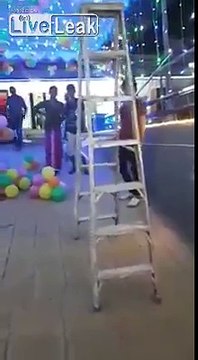 Cette échelle avance en marchant toute seule