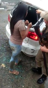 Ce fou s'évade de la police par la vitre arrière de la voiture !!