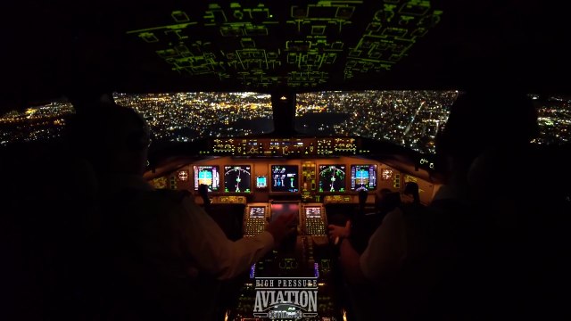 Atterrissage à Los Angeles d'un avion de nuit filmé du Cockpit !!