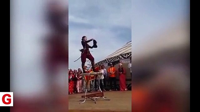 Uygur Türkü kadından ağızları açık bırakan ok atışı!