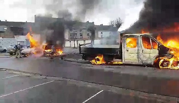 Quatre voitures partent en fumée à Fontaine-l'Evêque