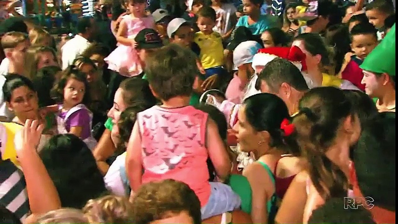 Papai Noel enrosca a barba e é salvo por bombeiros!
