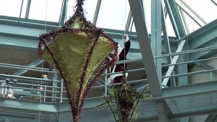 Papai Noel prende a barba e desencanta criançada!